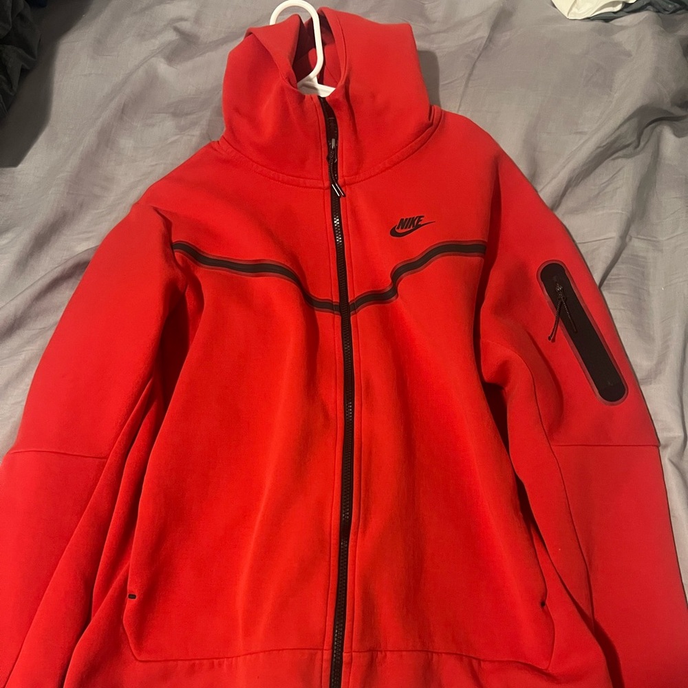 Red nike tech